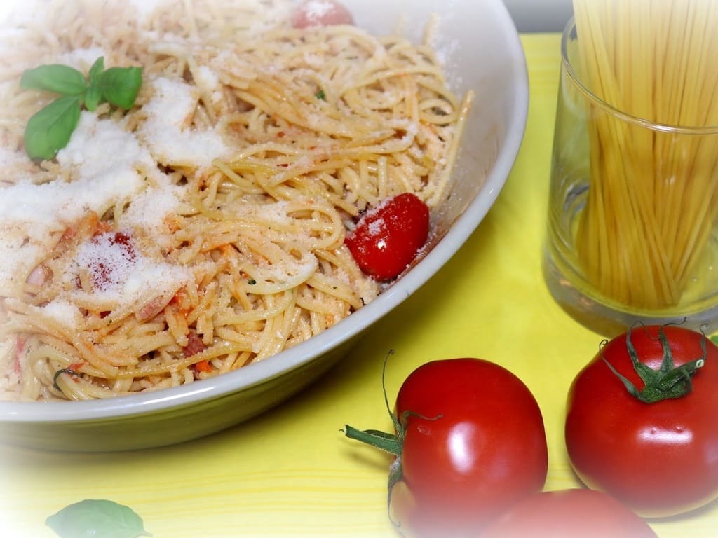 One Pot Pasta Spaghetti mit Tomate und Speck