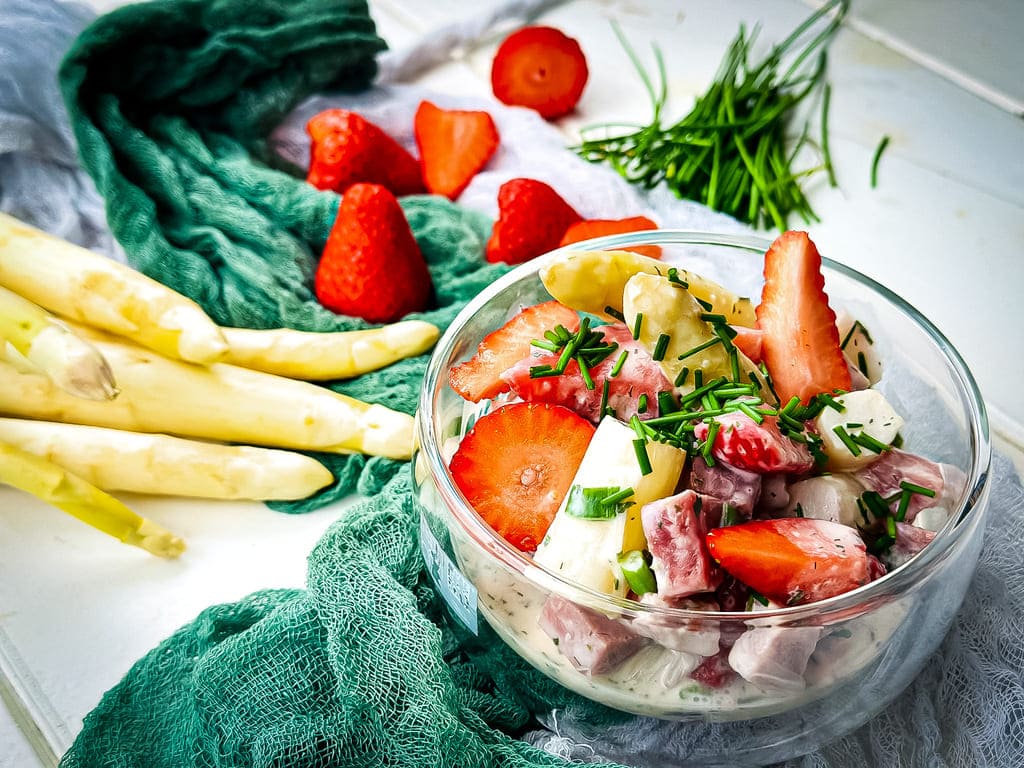 Spargelsalat mit Erdbeeren und Edelschmaus