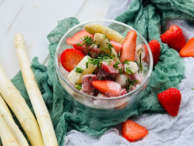 Spargelsalat mit Erdbeeren und Edelschmaus