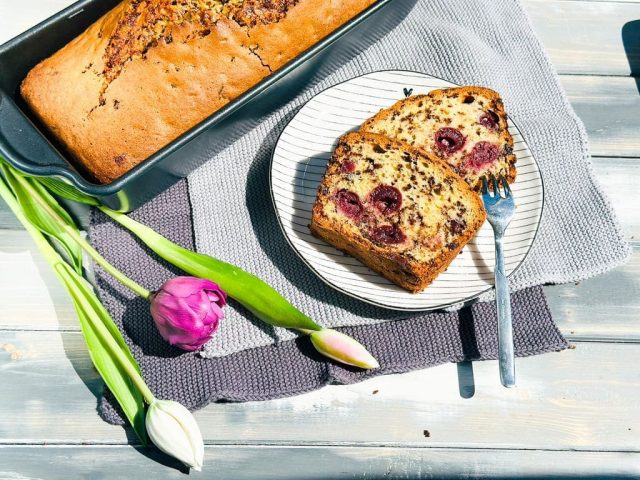 Ameisenkuchen mit Kirschen und extra Schokolade