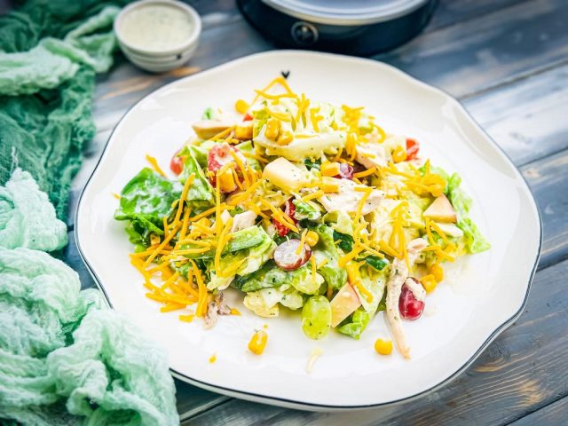 Brathähnchensalat mit sommerlichen Buttermilchdressing