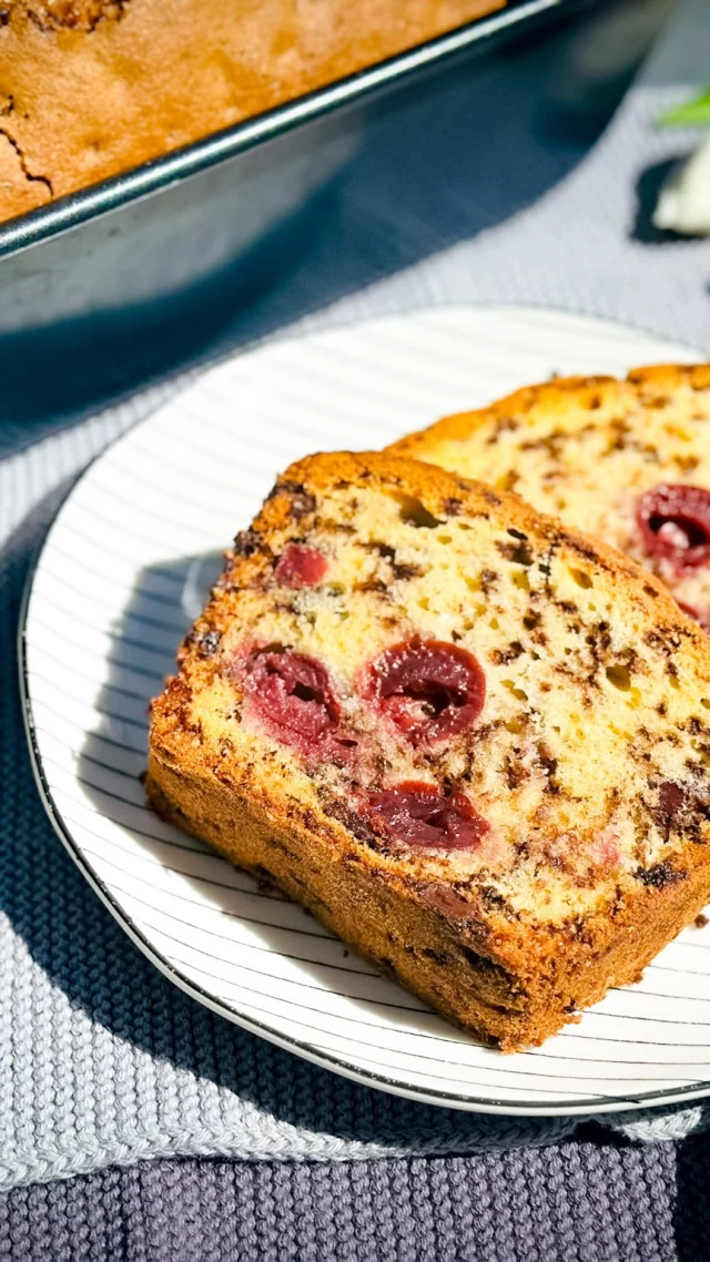 Ameisenkuchen mit Kirschen und extra Schokolade
aus der Antihaft-Kastenform

Ihr Lieben, dieses Rezept zeichnet sich durch seine einfache Zubereitung und die minimalistische Zutatenliste aus. Geschmacklich super saftig und lecker. Zubereitet in unserer neuen Antihaft-Kastenform die wirklich ein Knaller ist. Ihr könnt Brote, Brötchen, Baguette, Lasagne, Kuchen, Gratins und noch vieles mehr in der Form backen. Alles lässt sich perfekt aus der Form ohne zusätzliches Fett lösen. Die Backformen verfügen sogar über einen Deckel, so könnt Ihr beide Formen perfekt übereinander stapeln. Das Beste ist aber, dass Sie in den Geschirrspüler können und auch fürs Gefrierfach geeignet sind. Was will man mehr ?! Nur noch im Mai solange vorrat reicht zum Sonderpreis von 49,90 Euro statt 69,90 in meinem Shop zu erwerben.

Zutaten:

200 g Zucker
4 Eier
180 g neutrales Öl
1 Pack. Vanillin-Zucker
1 Pck. Backpulver
120 g Milch
300 g Mehl
100 g Schokostreusel
100 g Schokochunks

Füllung:

1 Glas Sauerkirschen, sehr gut abgetropft

Zubereitung:

Backofen vorheizen auf 190 Grad Ober- / Unterhitze. 

Zucker und Eier in den Mixtopf geben, 5 Min / Stufe 5 verrühren.

Öl, Vanillin-Zucker, Backpulver, Milch und Mehl in den Mixtopf geben, 30 Sek / Stufe 5 vermengen.

Mit dem Spatel die Schokostreusel und Chunks unterheben.

Die Hälfte des Teiges in die Backform geben und die Kirschen darauf verteilen.

Restlichen Teig über die Kirschen geben.

Für 60 Minuten auf der mittleren Schiene backen.

#backen #einfachesrezept #ameisenkuchen #diy #myfoodstory